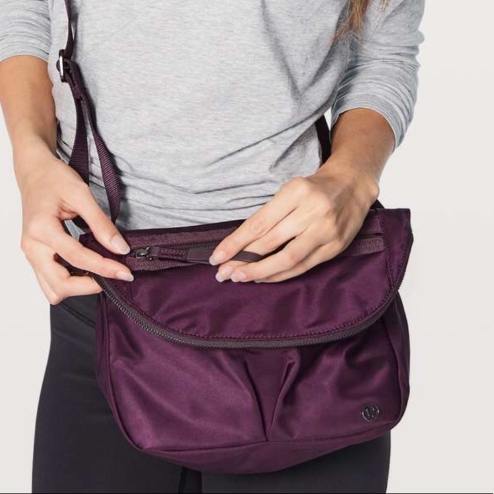 Lululemon festival bag in black cherry